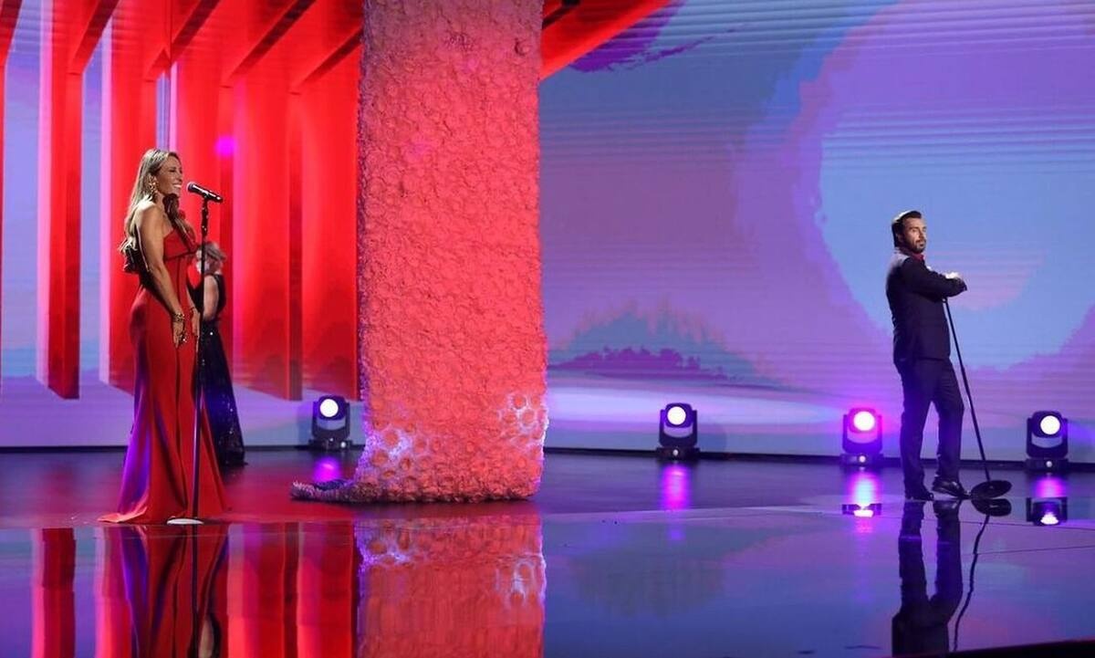 J2US: Πηγή Δεβετζή: Η αφιέρωση πίσω από το τραγούδι που ερμήνευσε στο πλατό του σόου!