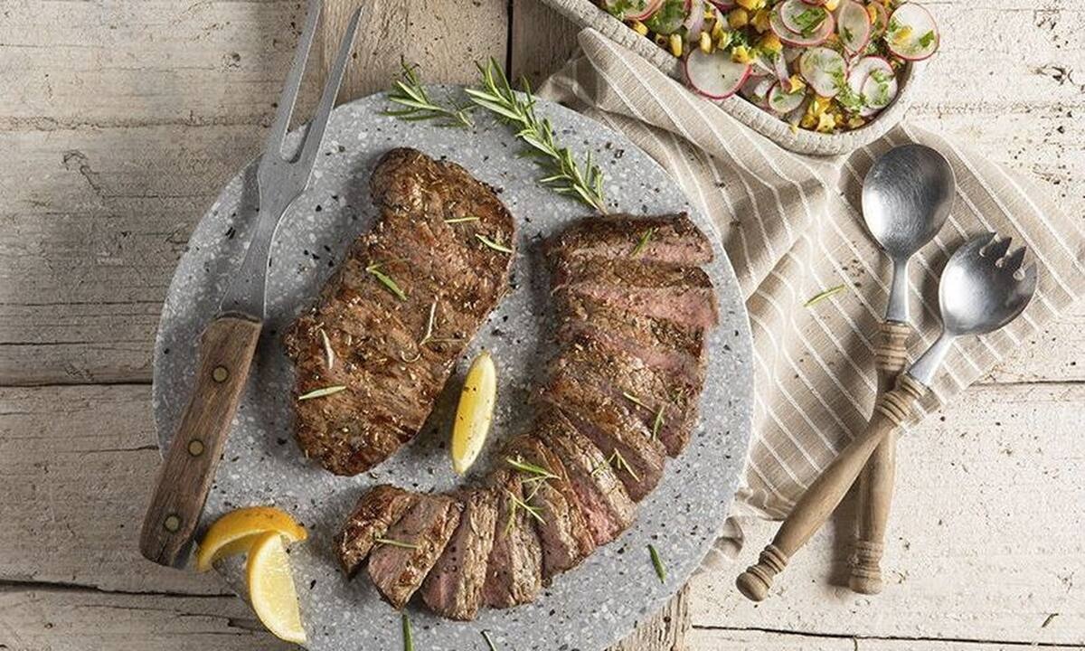 Μοσχαρίσια κόντρα με σαλάτα ραπανάκι από τον Άκη Πετρετζίκη