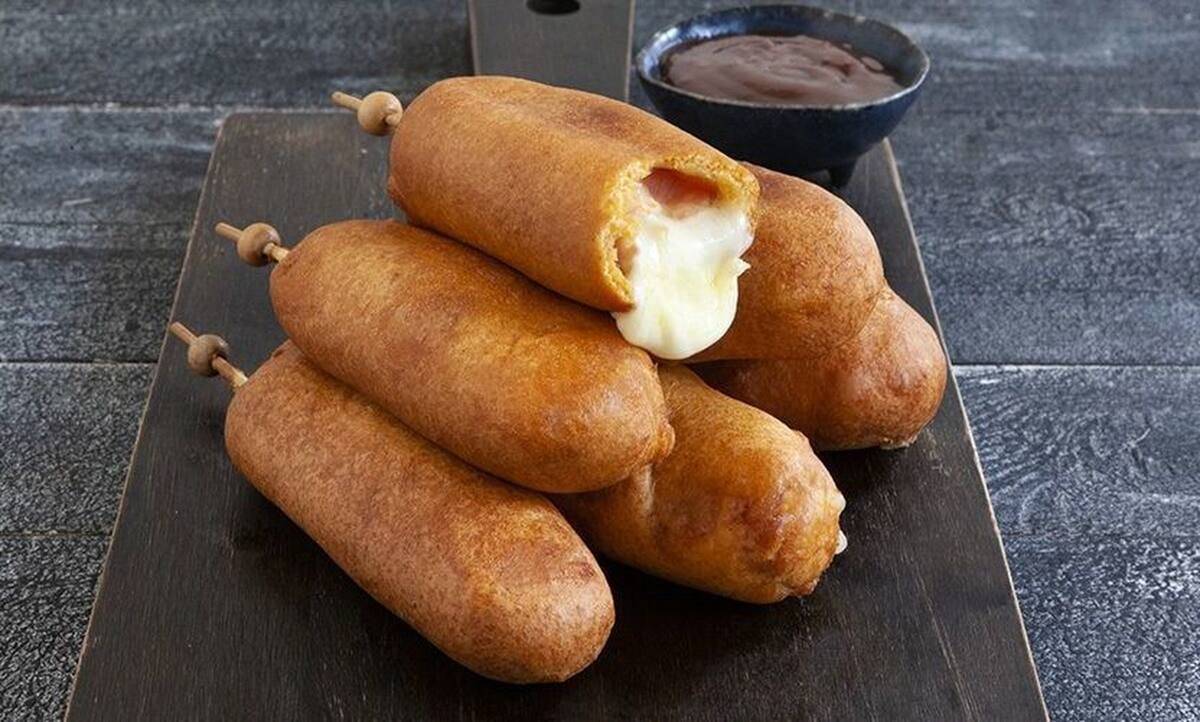 Corn dogs με μοτσαρέλα και μπέικον από τον Άκη Πετρετζίκη