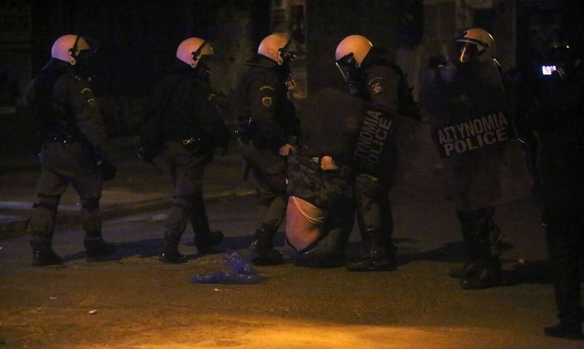 ΤΩΡΑ: Ρομά έκλεισαν την Αττική Οδός στο ύψος της Μαγούλας - Πετροπόλεμος με αστυνομικούς