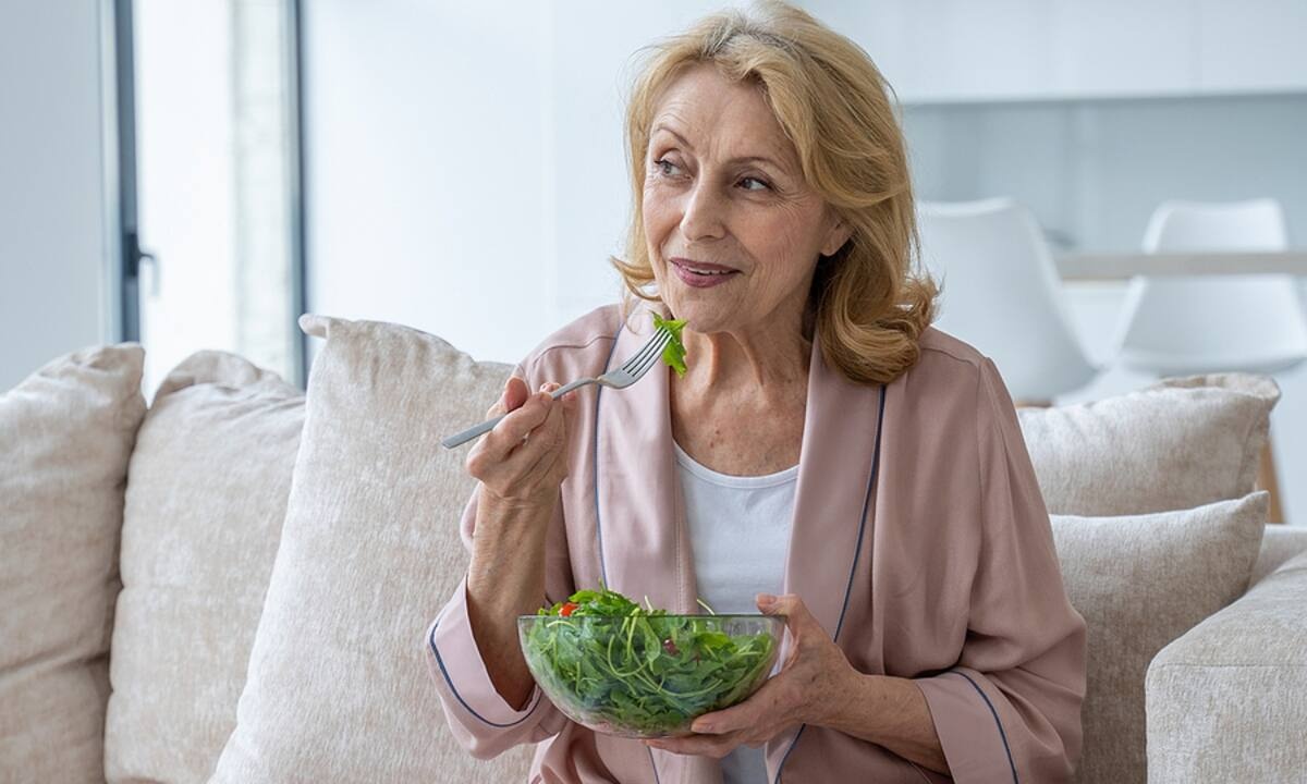 Διατροφή μετά τα 60: Οι 18 τροφές που πρέπει να αποφεύγετε (video)
