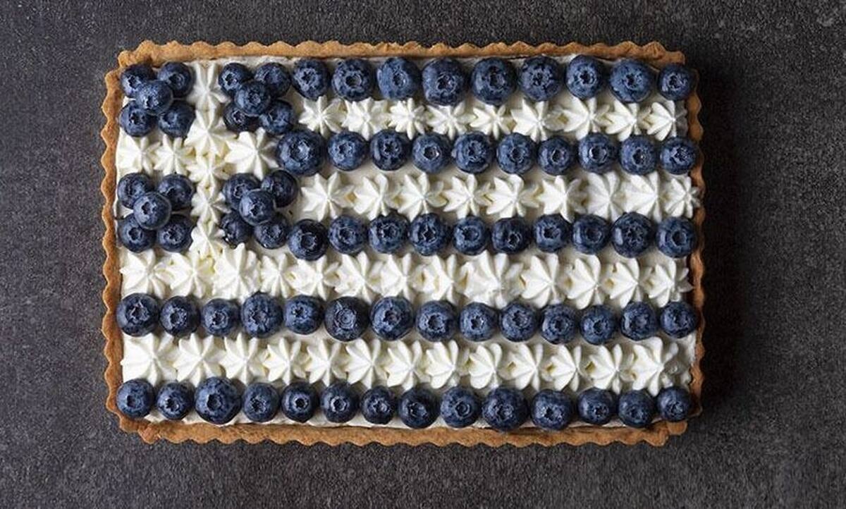 Τάρτα ελληνική σημαία από τον Άκη Πετρετζίκη