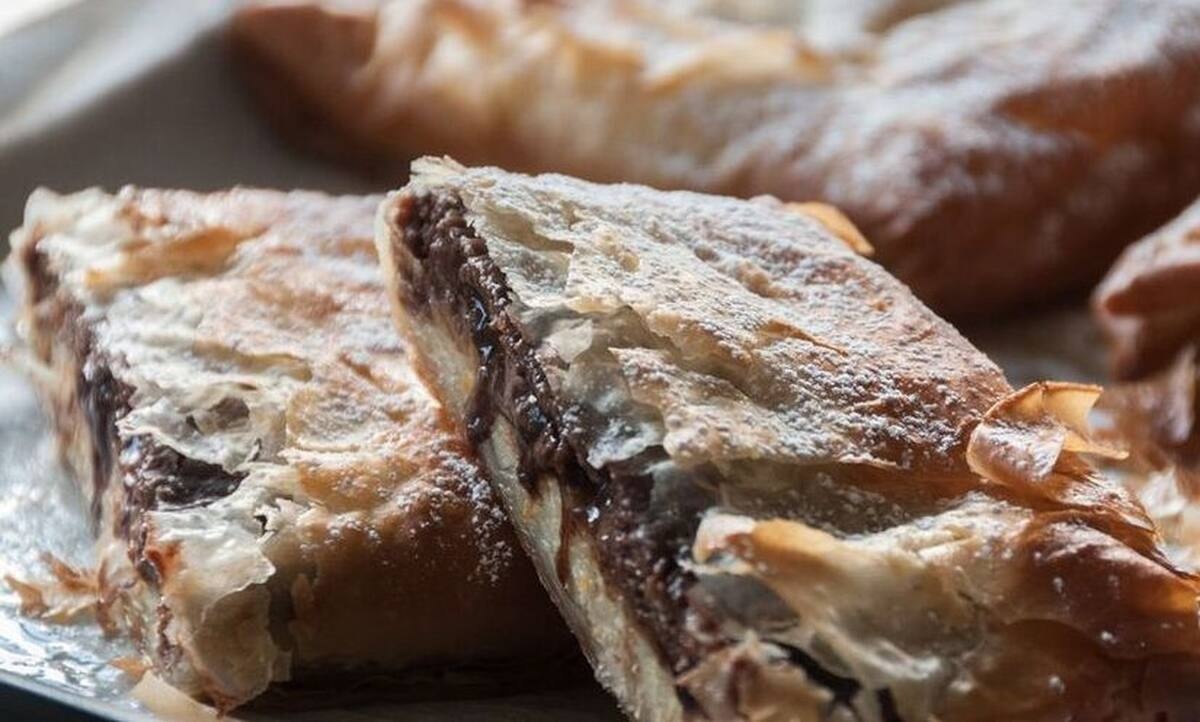 Ατομική μπουγάτσα με κρέμα και δύο σοκολάτες από τον Άκη Πετρετζίκη