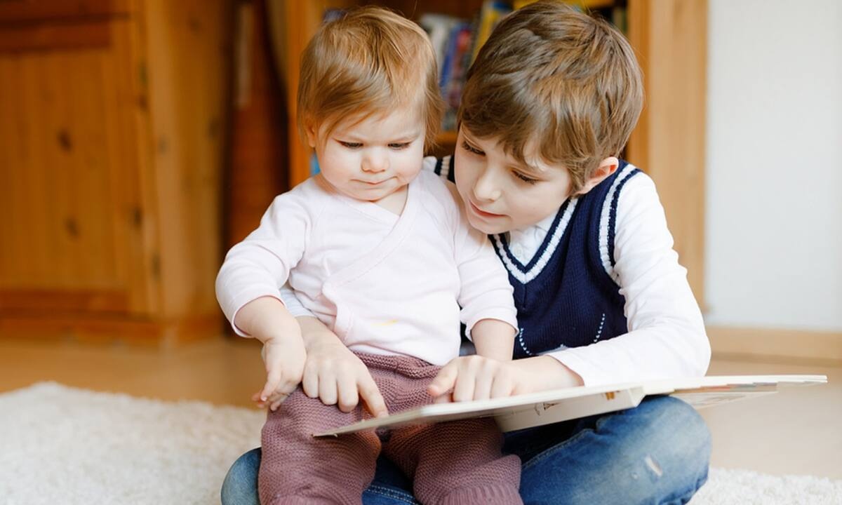 Είναι όμορφο να είσαι αδερφός ή αδερφή και αυτό το βίντεο το αποδεικνύει