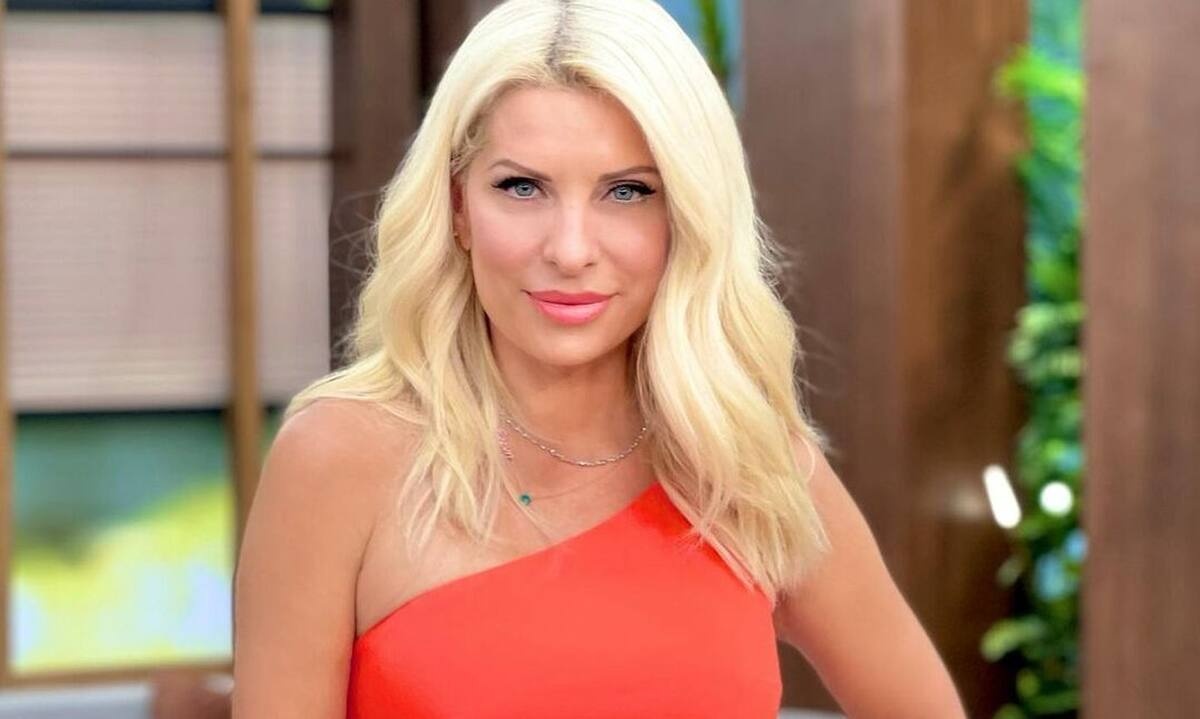 Ελένη Μενεγάκη: Η εντυπωσιακή τετραόροφη τούρτα γενεθλίων, ο ενθουσιασμός της και η ευχή!