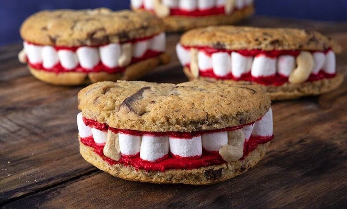 Τα σαγόνια του Δράκουλα από τον Άκη Πετρετζίκη!