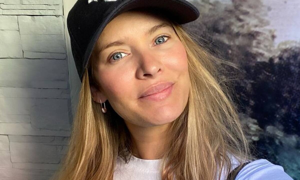 Ανίτα Μπραντ: «Matchy-matchy» με τον γιο της στη βόλτα (εικόνα)