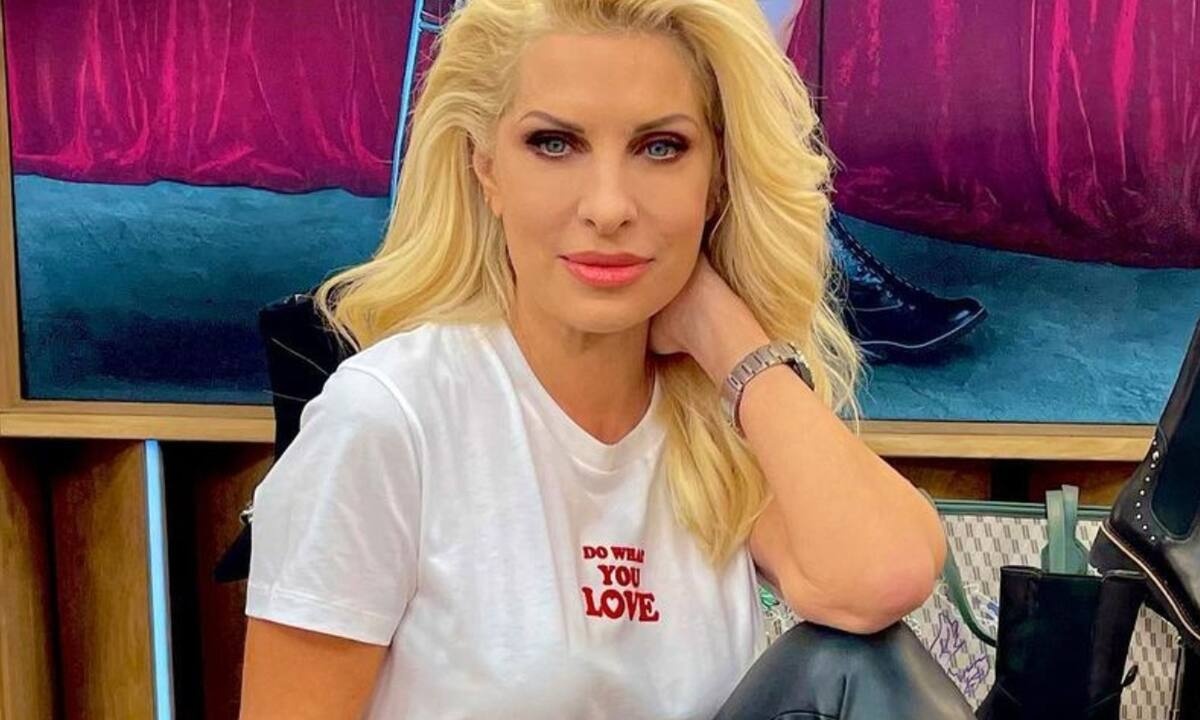 Η Ελένη Μενεγάκη σου δείχνει πώς να φορέσεις λευκή μπλούζα και τον χειμώνα