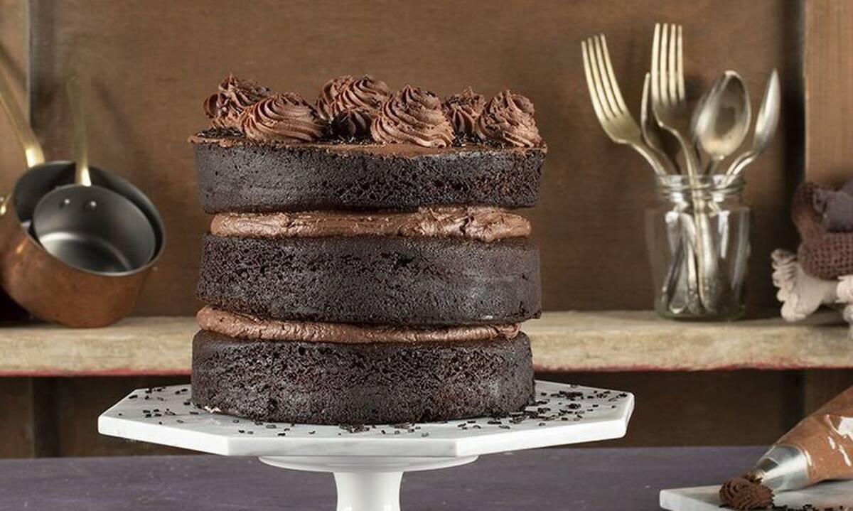 Devil’s cake από τον Άκη Πετρετζίκη