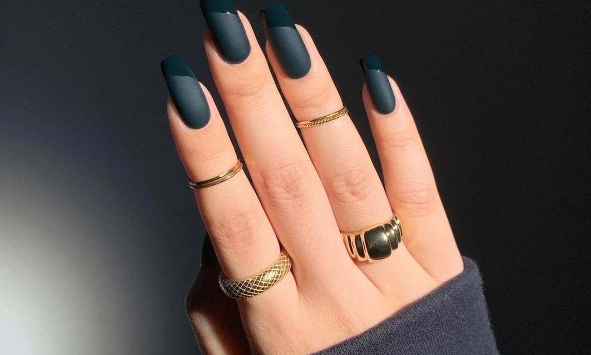 8 μανικιούρ με σκούρα νύχια για να αντιγράψεις