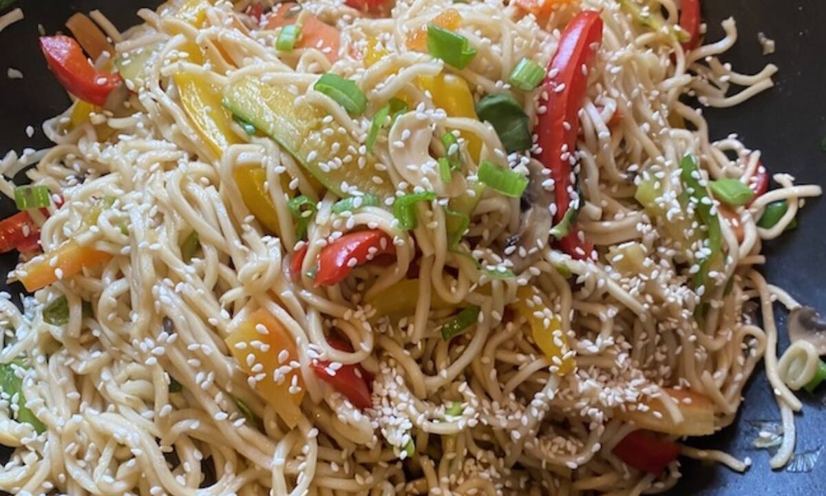 Συνταγή για τα πιο νόστιμα Noodles με λαχανικά και κάσιους (Γράφει η Majenco)