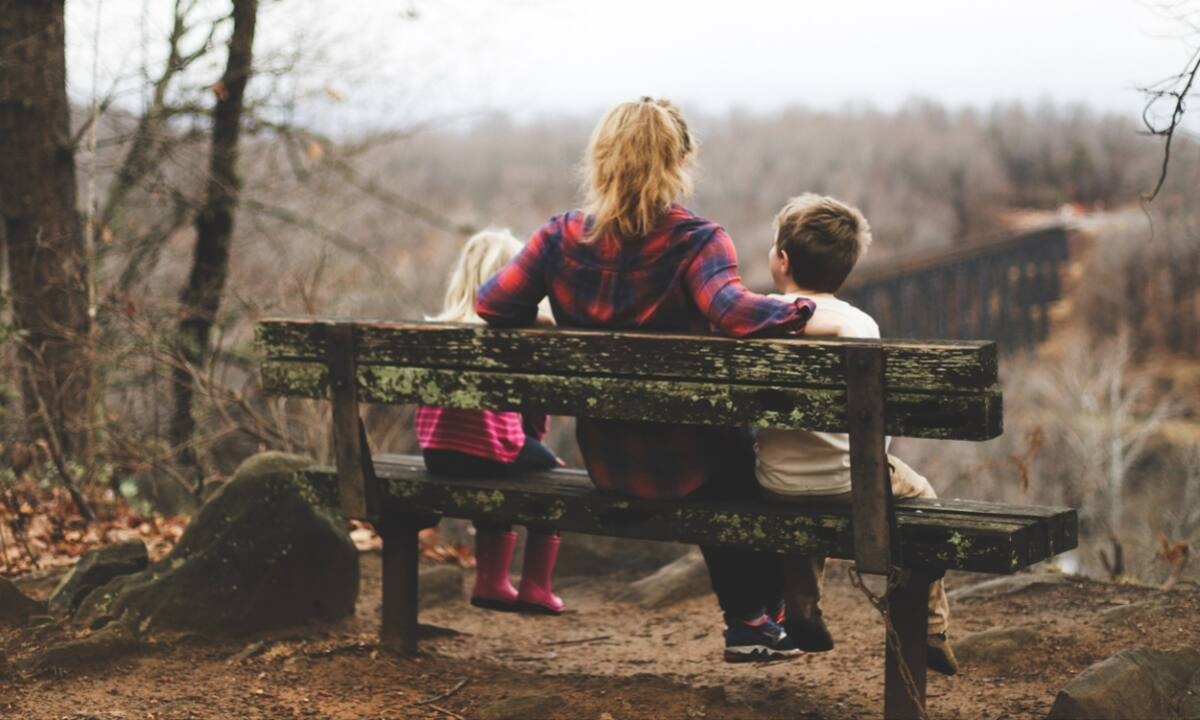 Γονείς και  burnout: Συμπτώματα, κίνδυνοι και πώς να τα βγάλετε πέρα