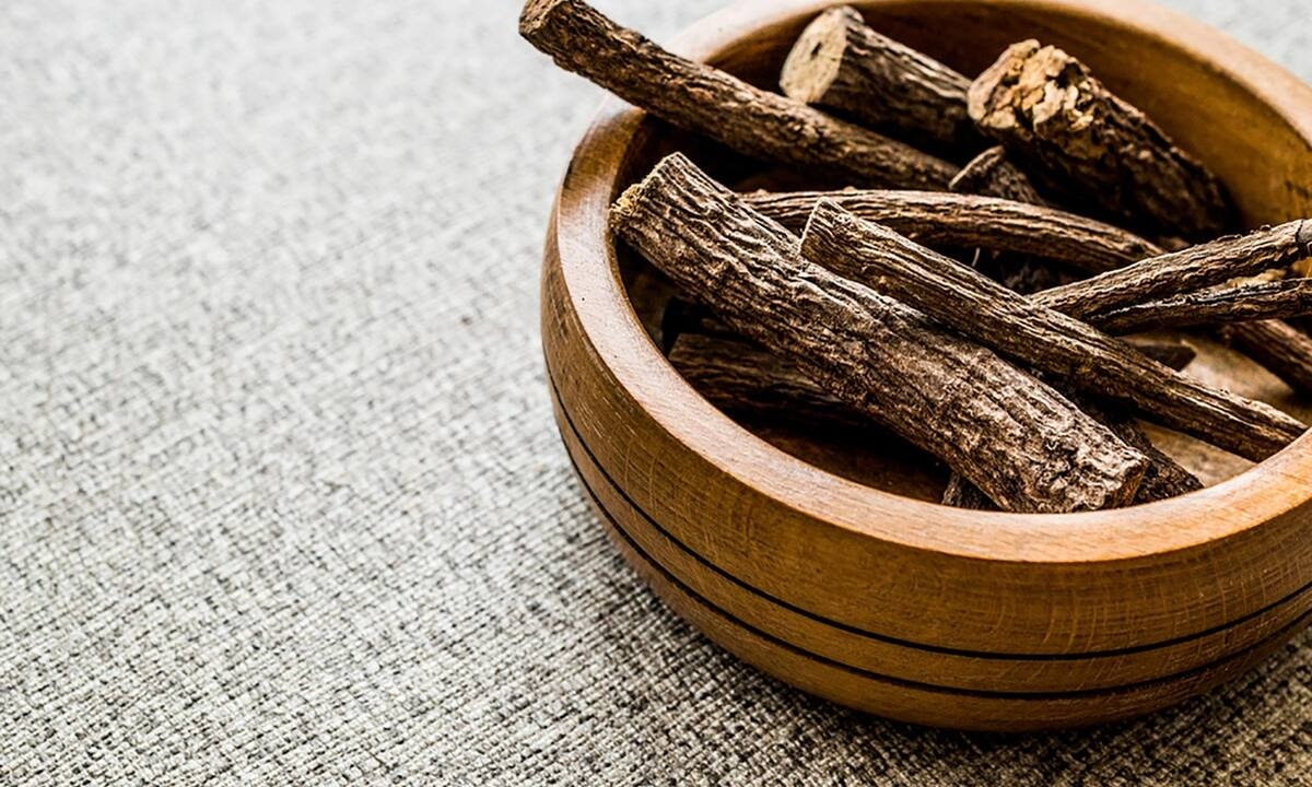 Γλυκόριζα: 6 σημαντικά οφέλη για το πεπτικό, το ανοσοποιητικό, τα δόντια (εικόνες)