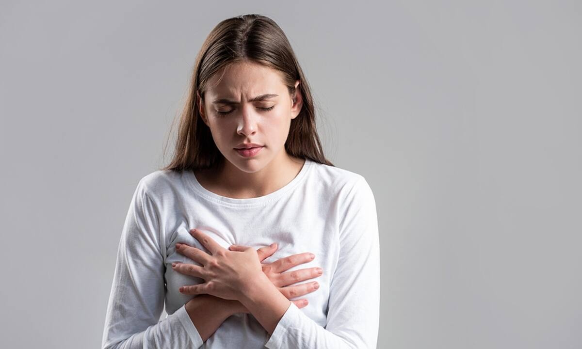 Γιατί πονάω στο στήθος εκτός περιόδου;