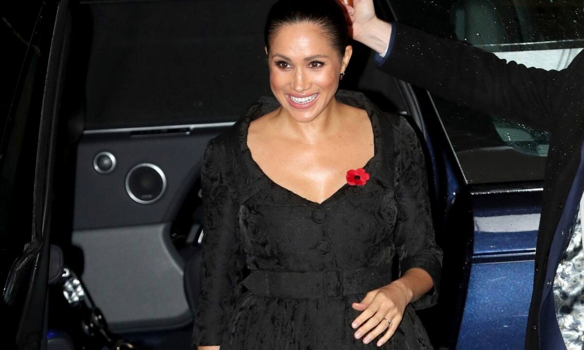 Meghan Markle: Εμφανίστηκε με κόκκινο φόρεμα και συγκίνησε με τα λόγια της για τον Harry