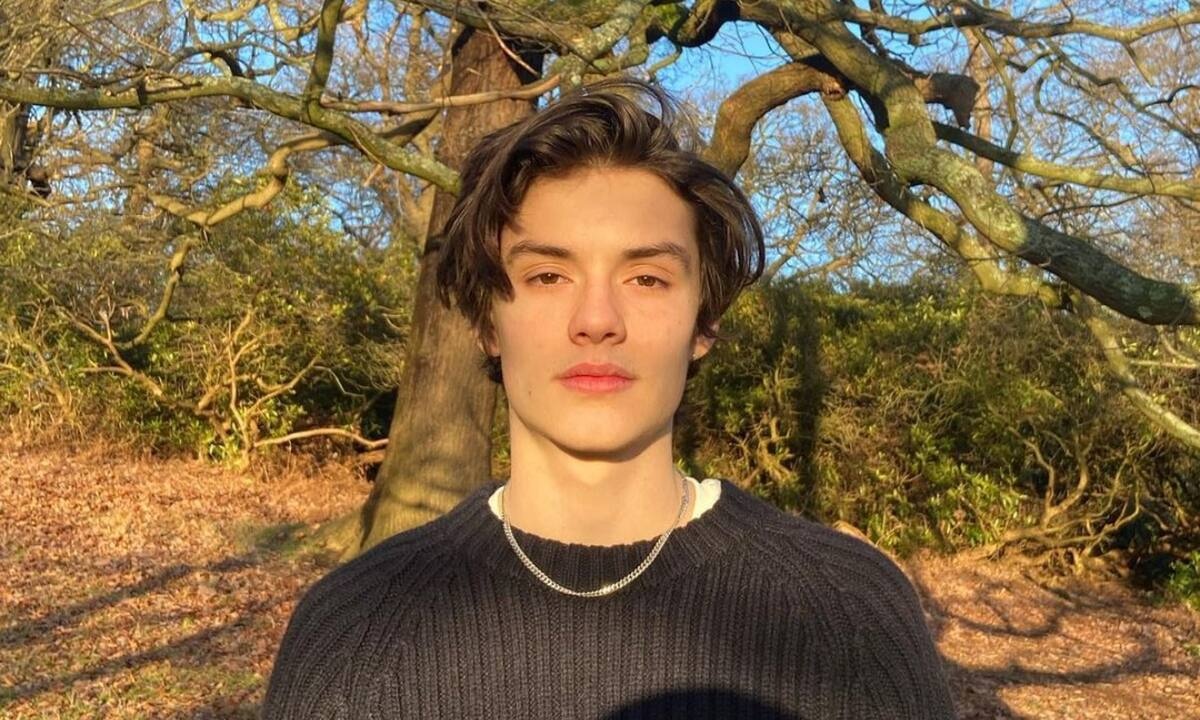Louis Partridge: Ο ηθοποιός του Netflix έχει κατακτήσει τις καρδιές μας