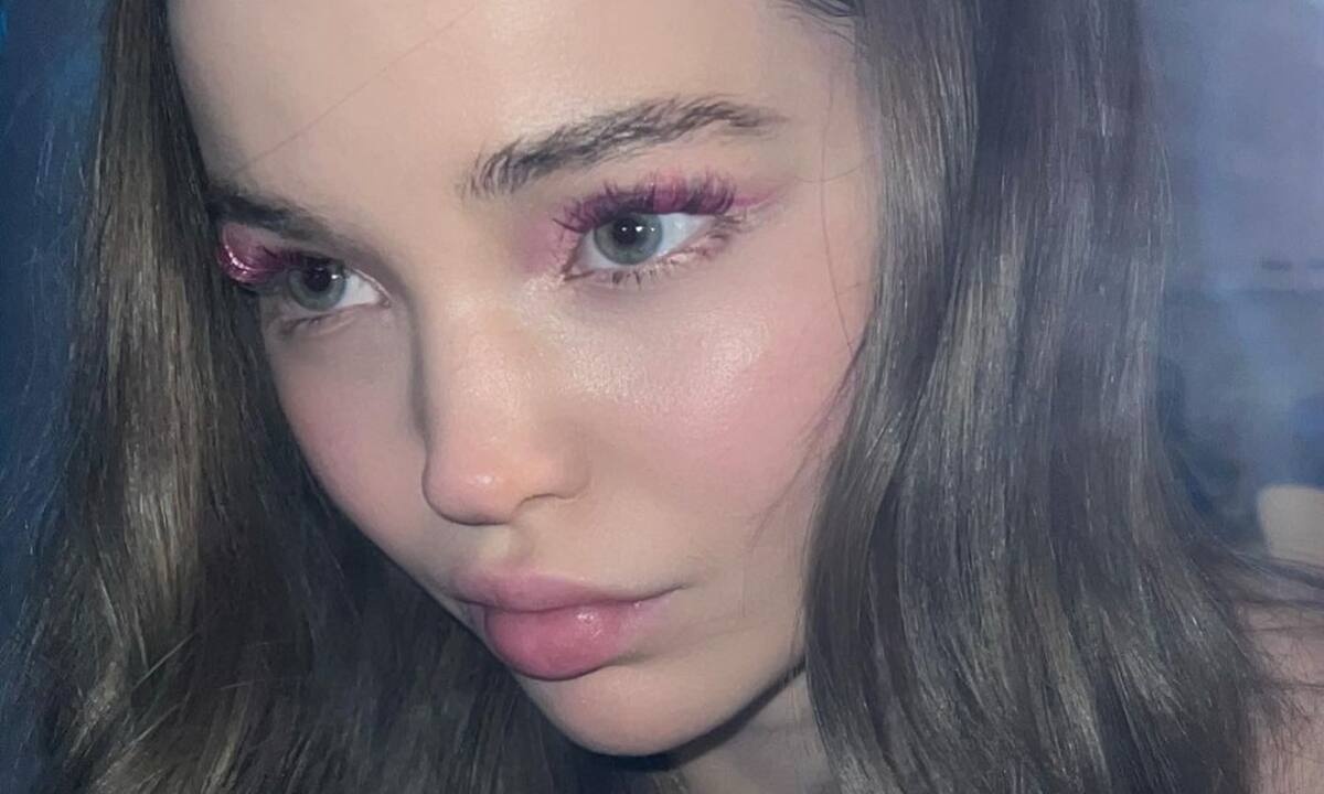 Η Dove Cameron άλλαξε χρώμα μαλλιών και είναι αγνώριστη