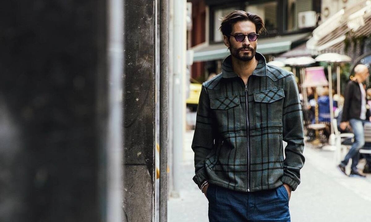 Γιώργος Καράβας: Οικογενειακή βόλτα στο κέντρο της Αθήνας με τη σύζυγό του και τα παιδιά του