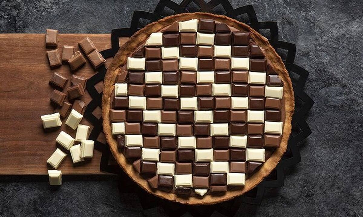 Λαχταριστή τάρτα σοκολάτας με μπανάνα από τον Άκη Πετρετζίκη