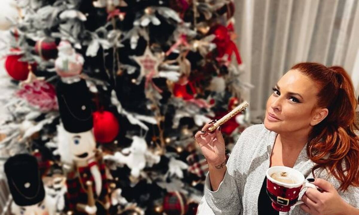 H Χρηστίδου στόλισε το δέντρο στο νέο της σπίτι - Το τρολάρισμα του κουμπάρου της