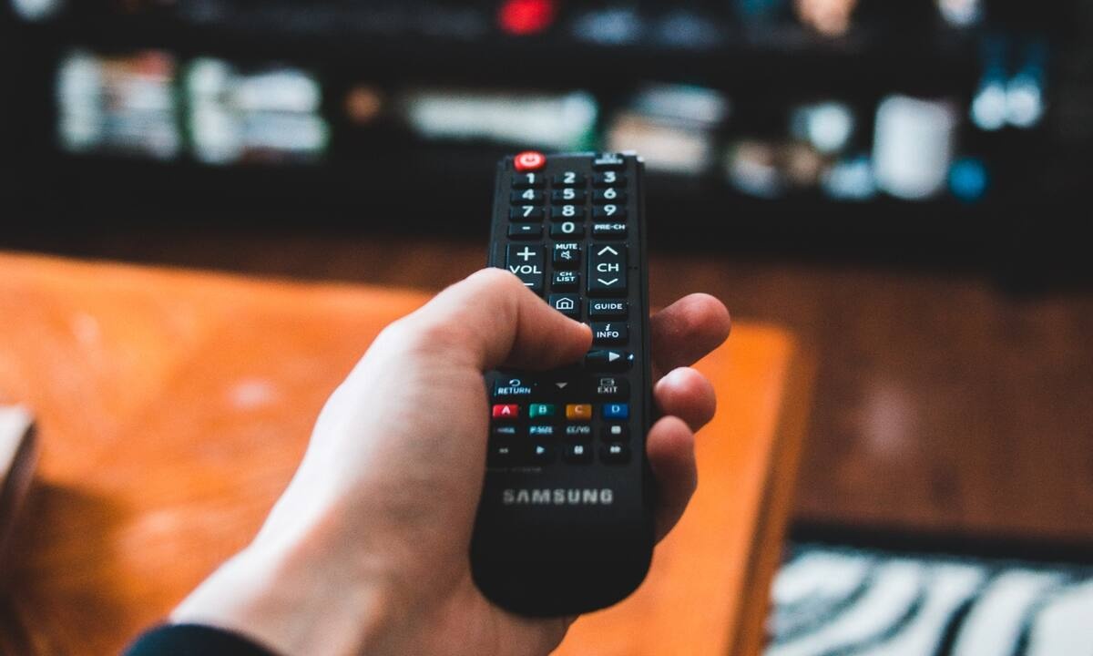 Τρως μπροστά στην τηλεόραση; Το λάθος που κάνεις