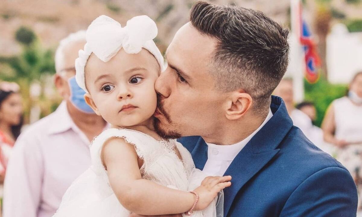 Λευτέρης Πετρούνιας: Παίζει κρυφτό με την κόρη του (εικόνες)