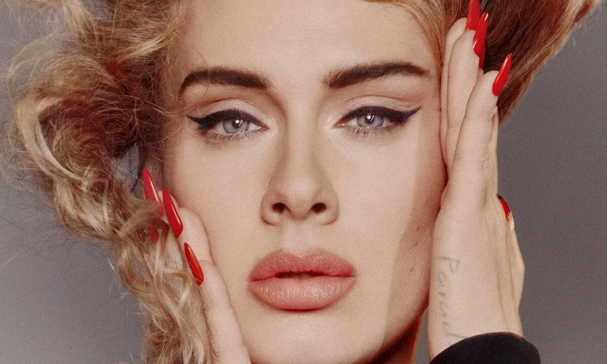 Η Adele αποκαλύπτει και σοκάρει: «Υποφέρω από πόνους... τη μισή μου ζωή»