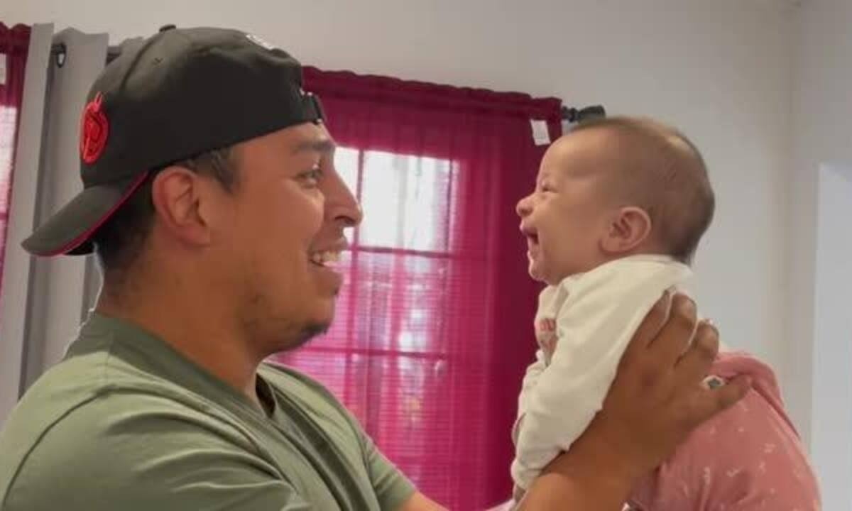 Η μικρή ξεκαρδίζεται στα γέλια με όσα της λέει ο μπαμπάς της (vid)