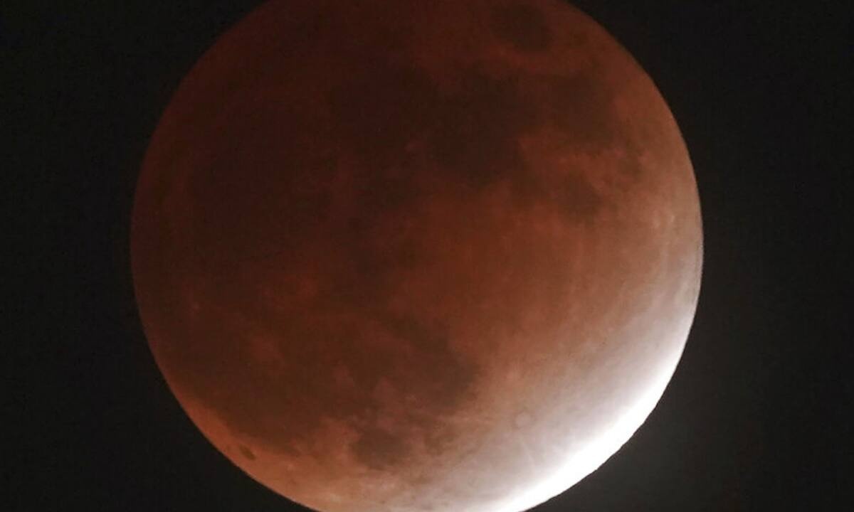 Η σελήνη βάφτηκε κόκκινη! Οι φωτογραφίες από την έκλειψη εντυπωσιάζουν!