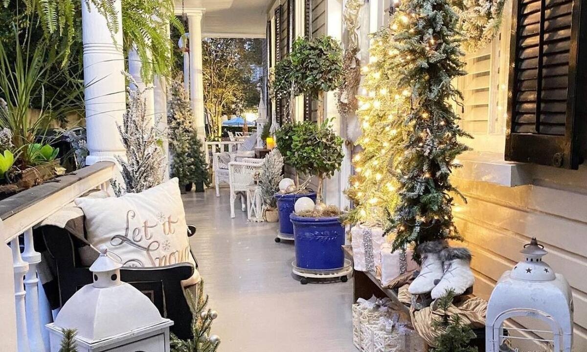 Χριστουγεννιάτικo μπαλκόνι: 5 μυστικά διακόσμησης για να ζηλέψουν όλοι