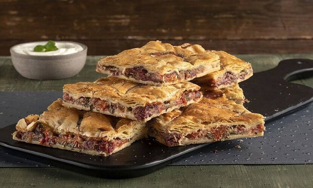 Μία μοναδική συνταγή! Παστουρμαδόπιτα από τον Άκη Πετρετζίκη