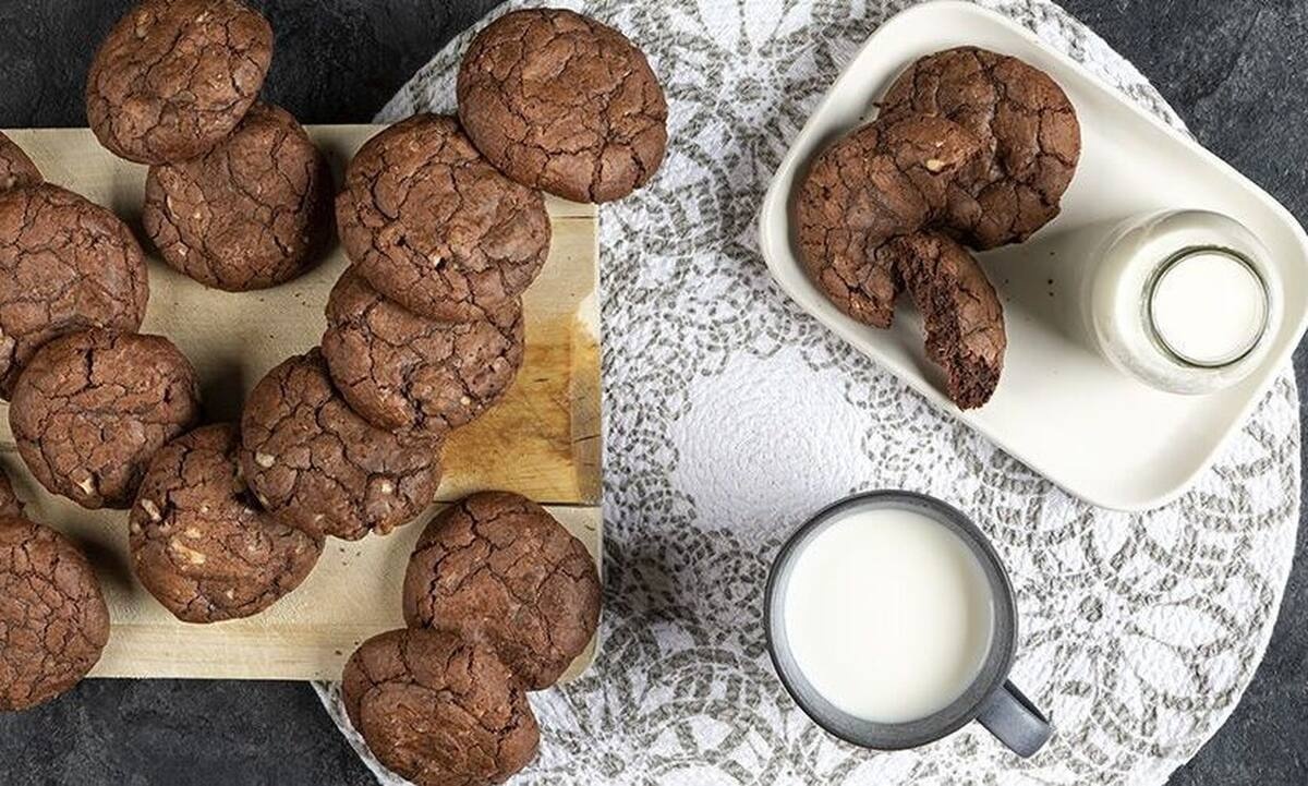 Εύκολη συνταγή για soft cookies σοκολάτας από τον Άκη Πετρετζίκη