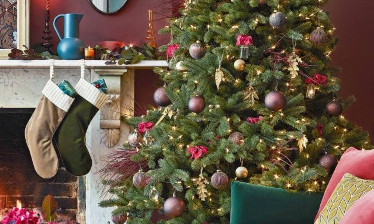 10 ιδέες για να στολίσεις το χριστουγεννιάτικο δέντρο με βάση τη διακόσμηση του σαλονιού σου