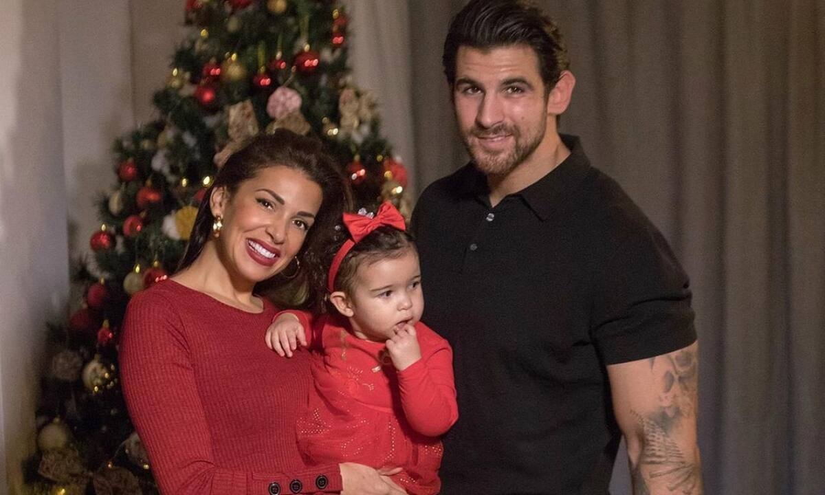 Ελένη Χατζίδου: Στόλισε το χριστουγεννιάτικο δέντρο με την Μελίτα (vid)