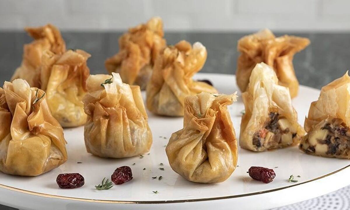 Πεντανόστιμα πουγκάκια με άγρια μανιτάρια και μπρι από τον Άκη Πετρετζίκη