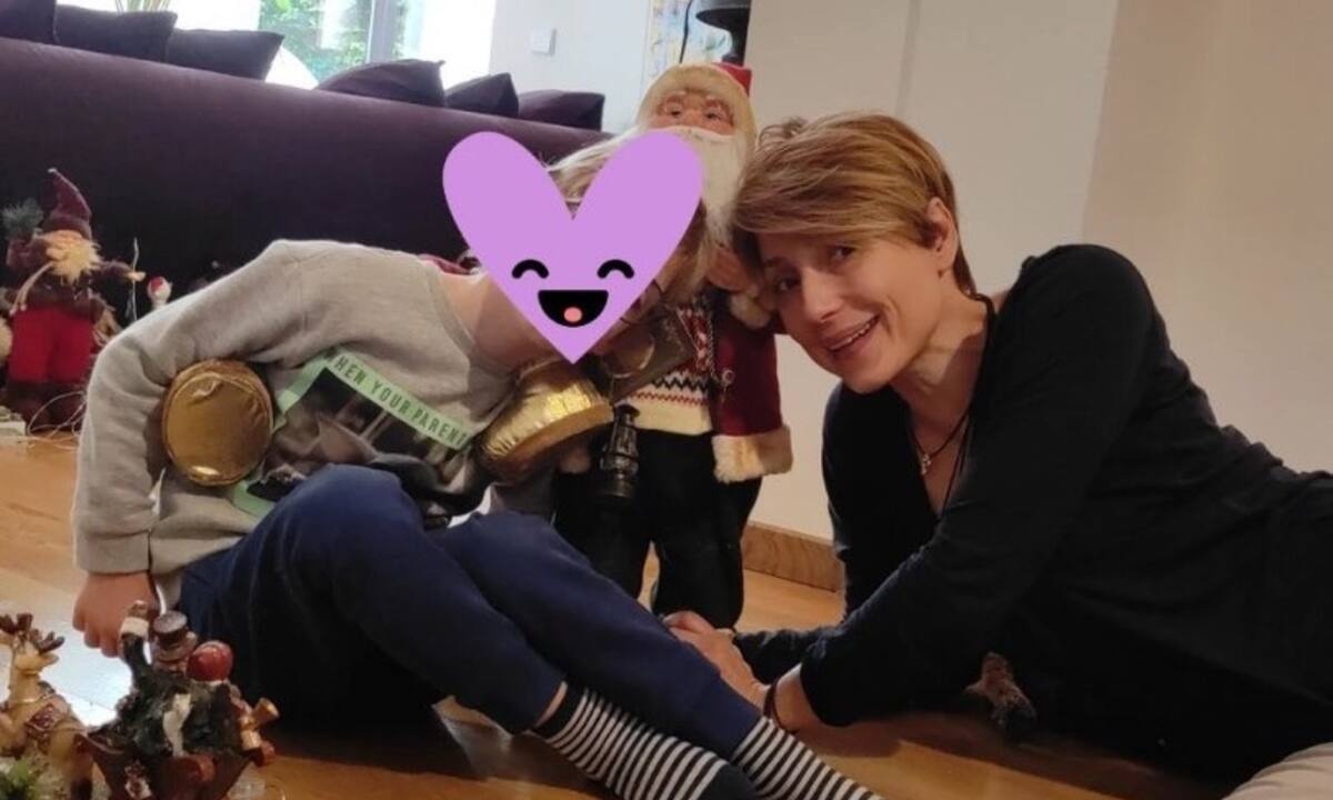 Ευδοκία Ρουμελιώτη: Φτιάχνοντας κέικ με τον γιο της (εικόνες)