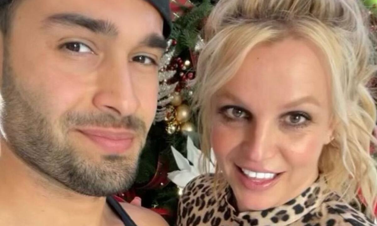 Η Britney Spears επιτέλους κάνει Χριστούγεννα! Ντύνεται, στολίζεται και φιλιέται κάτω από το δέντρο