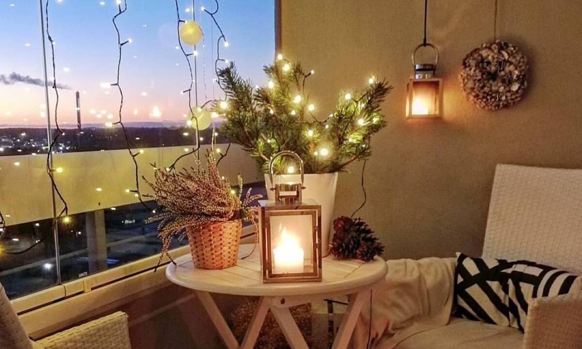 Διακόσμηση μπαλκονιού: Ιδέες για να το στολίσετε τα Χριστούγεννα (εικόνες)