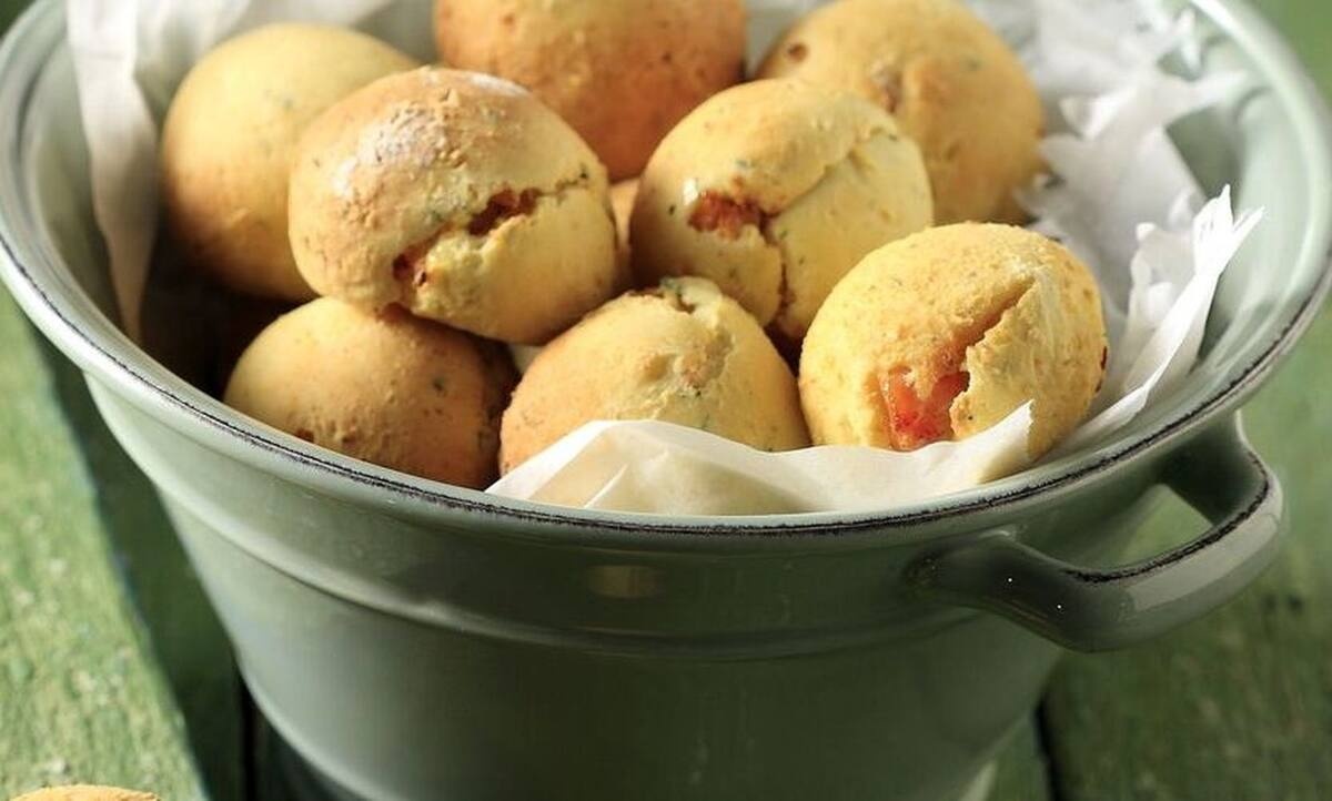 Φτιάξτε τυροπιτάκια με κοτόπουλο όπως ο Άκης Πετρετζίκης