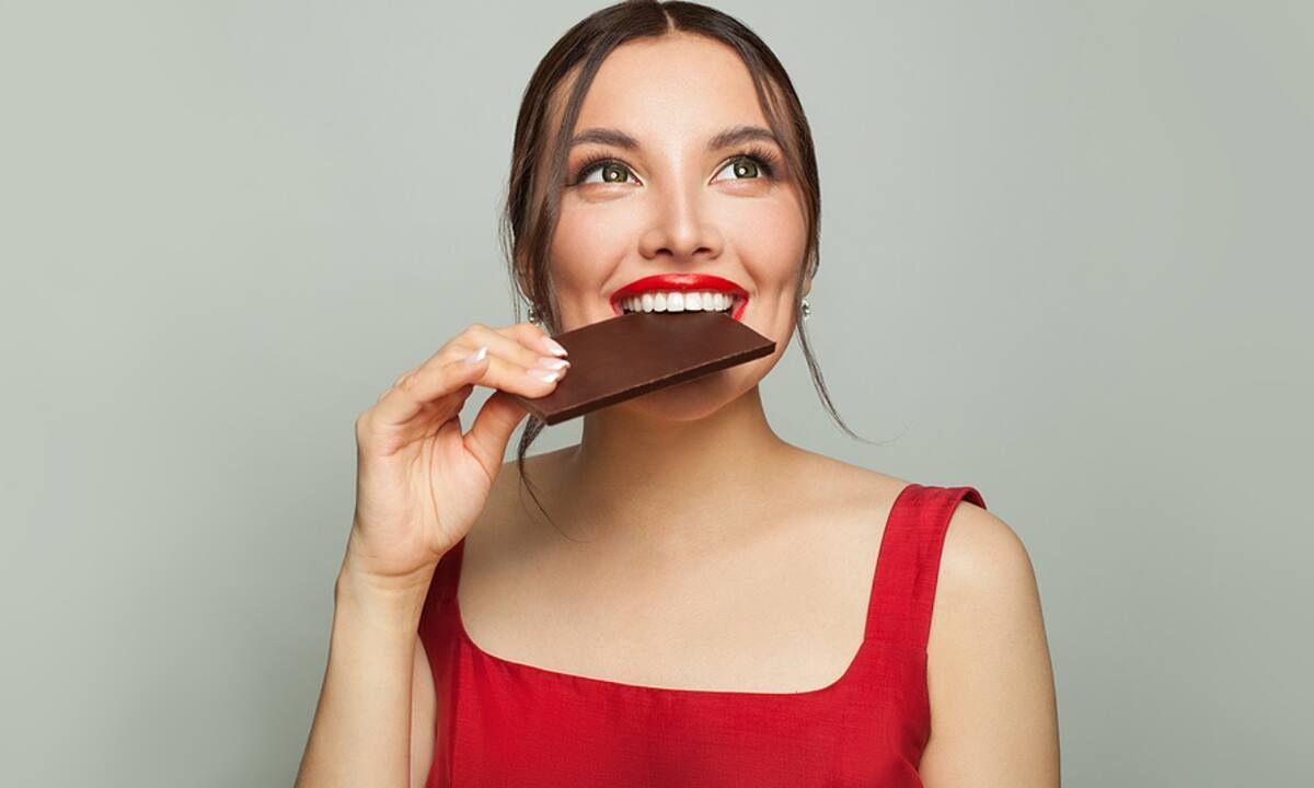 Μαύρη σοκολάτα: Τα οφέλη για τη σωματική και την ψυχική υγεία (εικόνες)