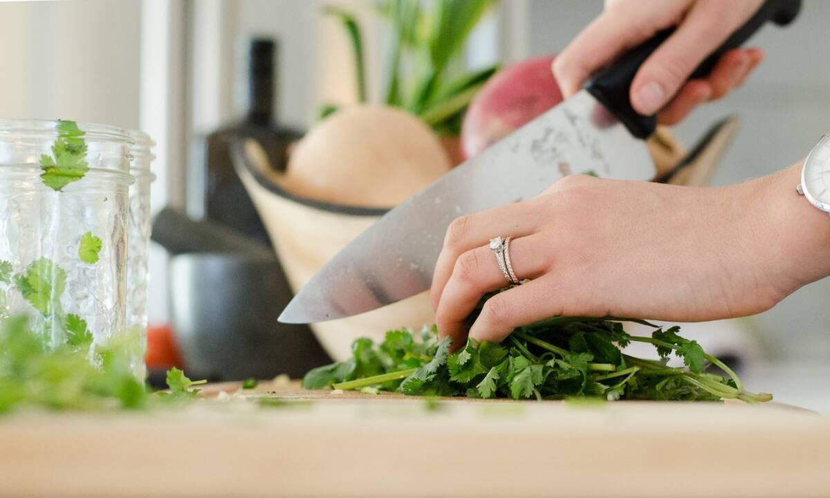Το κόλπο για να διατηρήσετε τα μυρωδικά φρέσκα για μέρες