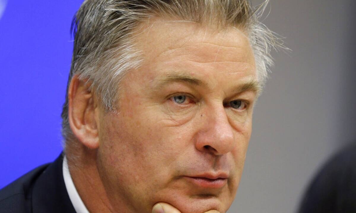 Με δάκρυα στα μάτια ο Alec Baldwin υποστηρίζει: «Δεν πάτησα εγώ τη σκανδάλη»