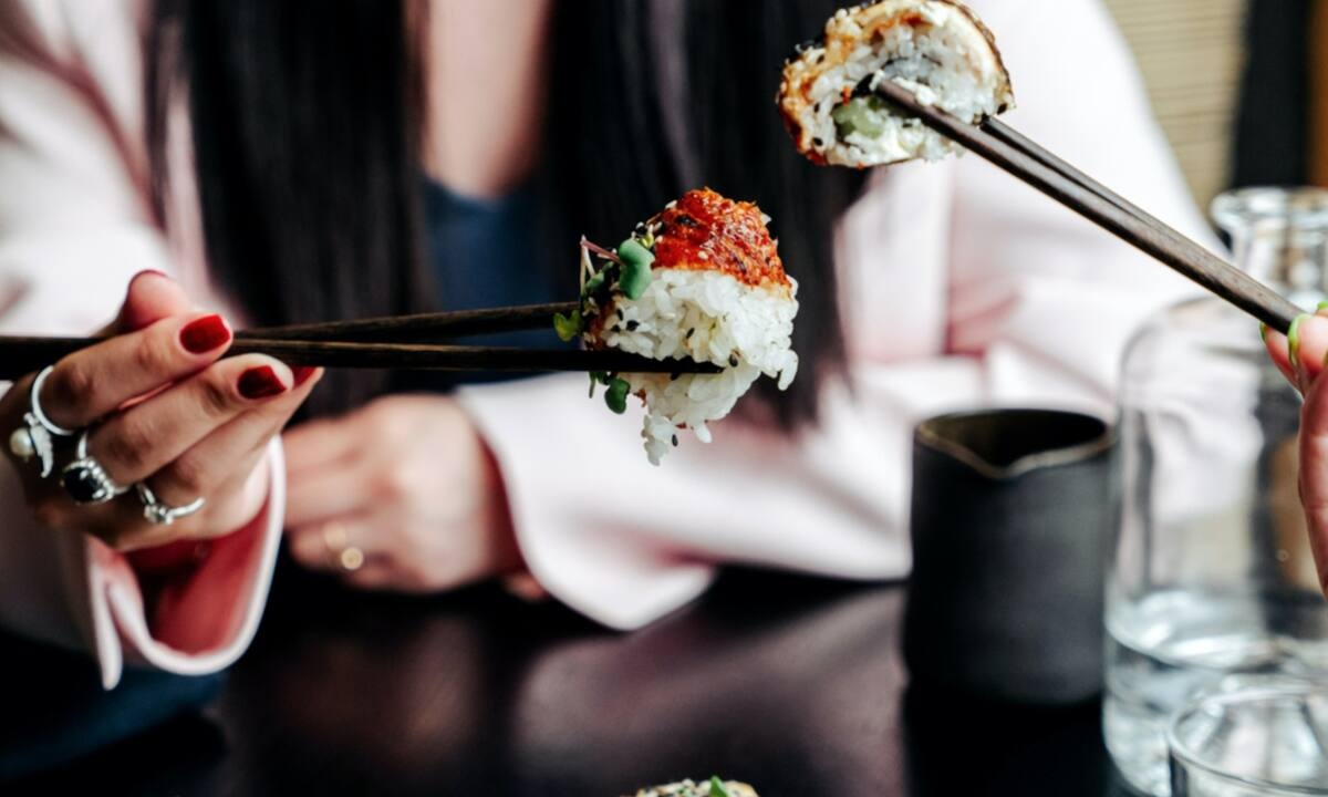 Σ' αρέσει το κινέζικο; Τα tips για να κρατάς τα chopsticks σαν expert