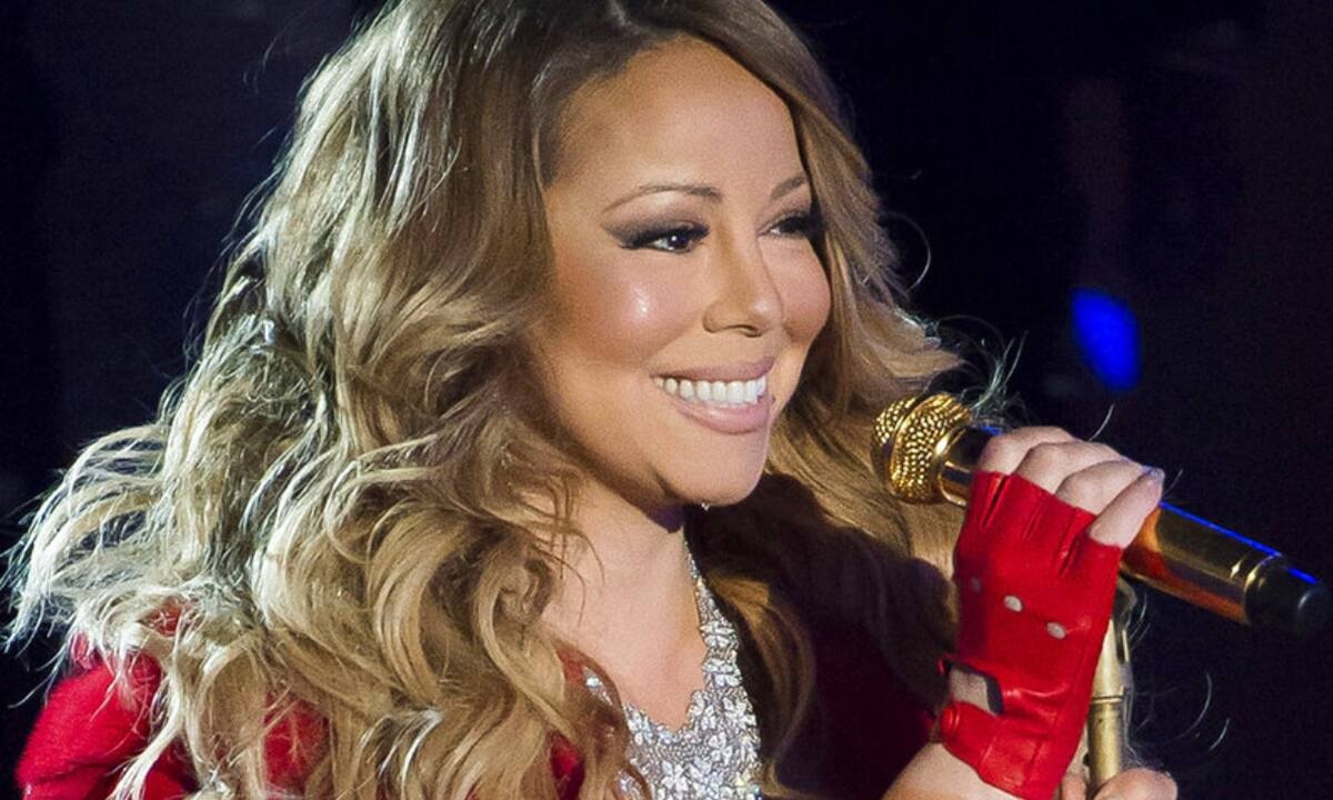 Mariah Carey: Εμφανίστησε σε χριστουγεννιάτικο show με φόρεμα που ζύγιζε 27 κιλά