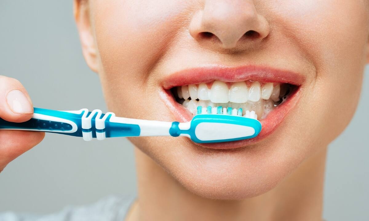 Κάντε τα δόντια σας πιο λευκά με μαγειρική σόδα