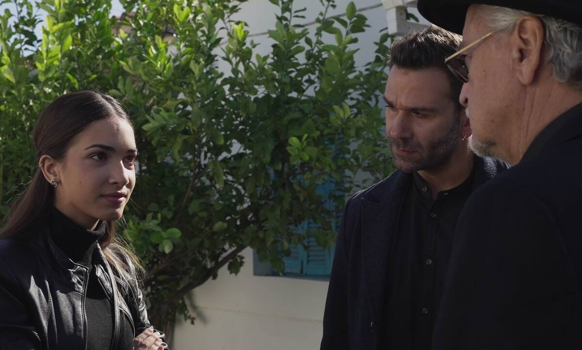 Η Γη της Ελιάς: Ο Ισίδωρος πέφτει τυχαία πάνω στη Μαρίνα και τον Μάνο και της επιτίθεται λεκτικά