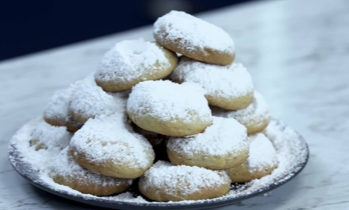 Φτιάξτε γρήγορους κουραμπιέδες χωρίς μίξερ όπως ο Άκης Πετρετζίκης