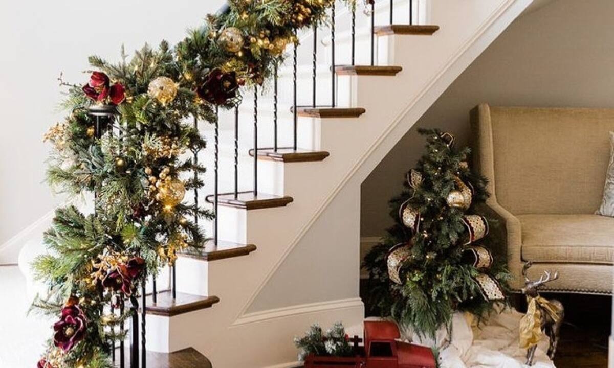 10 ιδέες για να στολίσεις γιορτινά την εσωτερική σκάλα του σπιτιού σου