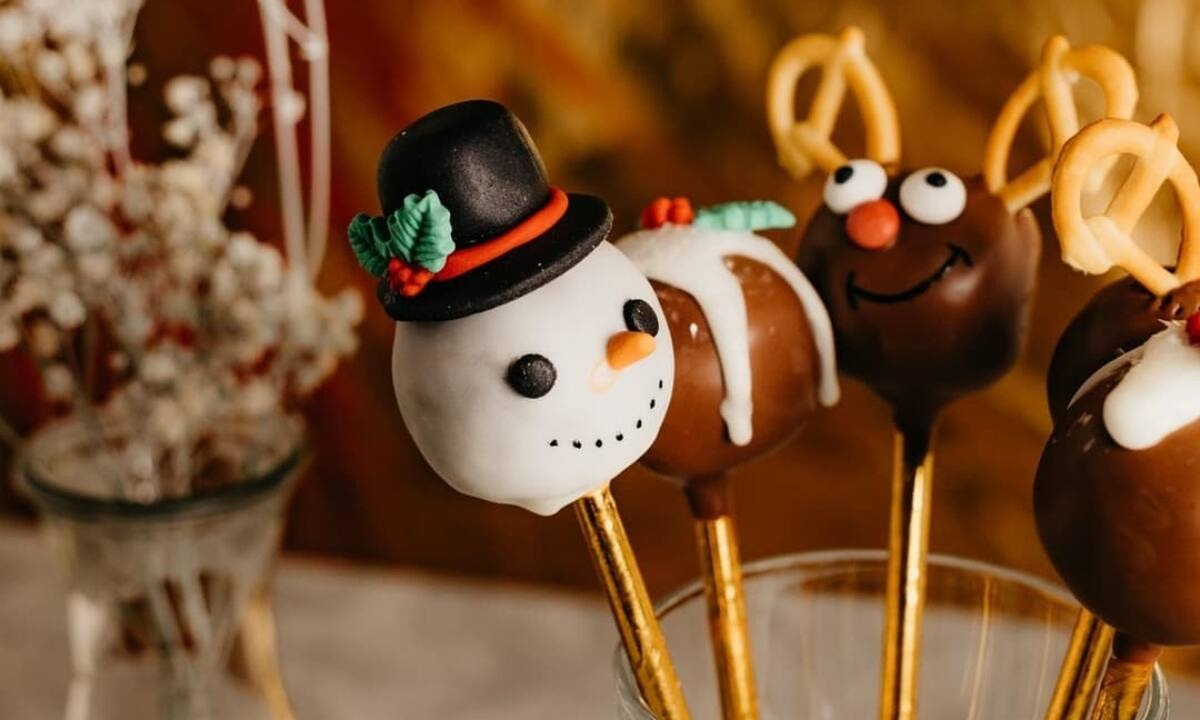 Χριστουγεννιάτικα cake pops: Η συνταγή του ενός λεπτού