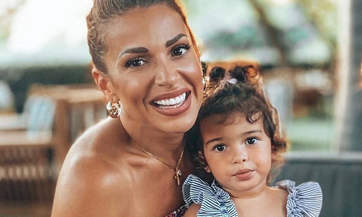 Ελένη Χατζίδου: Φόρεσε το ίδιο αξεσουάρ με την κόρη της (εικόνες)